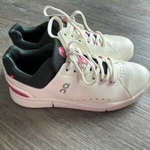 On Cloud Womens The Rodger White Leather Pink/Dark Green Accent Sneakers